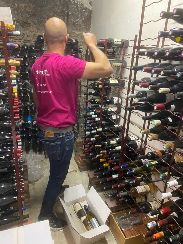 Déménagement d'une cave à vin, bouteille par bouteille