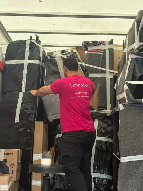 Chargement du camion, meubles protégés et sanglés