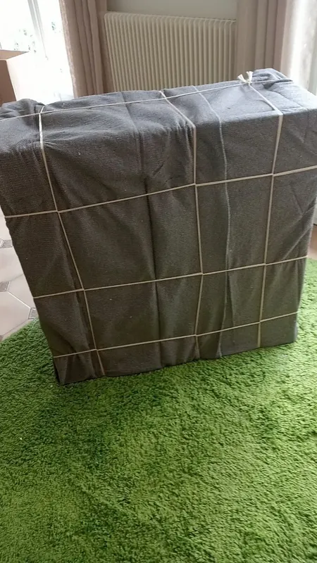 Meuble protégé sous couverture et sanglé
