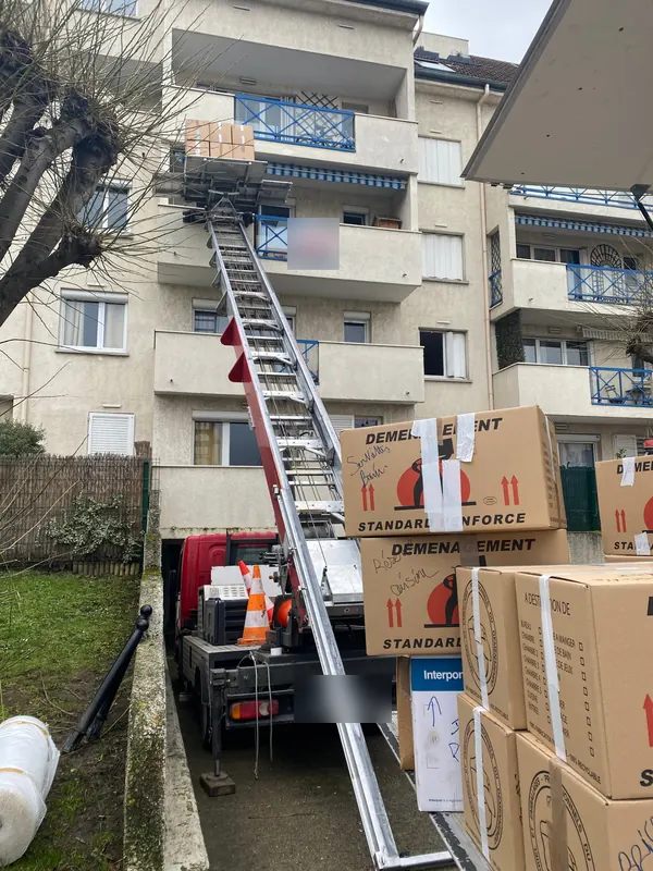 Monte-meubles pour les étages sans ascenseur